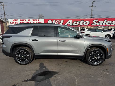 Used 2025 Chevrolet Traverse LT w/ Sun and Wheel Package image 5