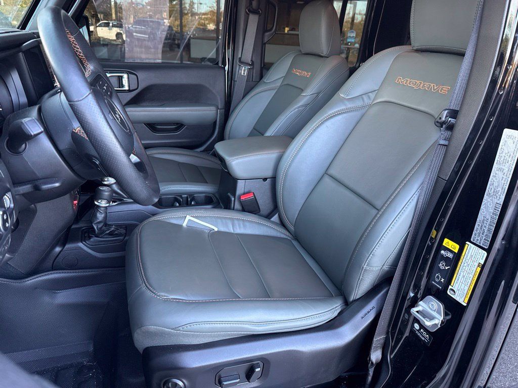 Used 2025 Jeep Gladiator Mojave AWD/4WD image 2
