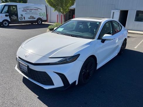 Used 2025 Toyota Camry SE FWD image 1
