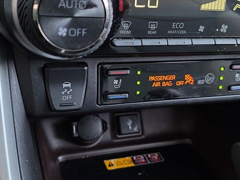 Used 2022 Toyota RAV4 Limited image 23