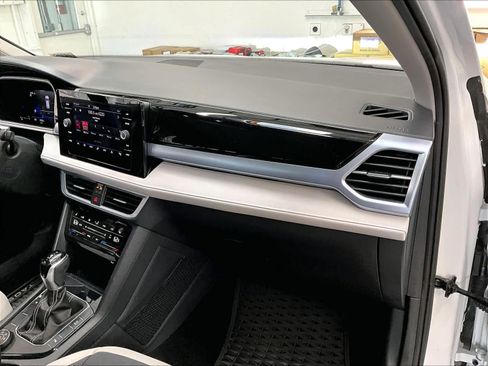 Used 2025 Volkswagen Taos SE w/ Panoramic Sunroof Package image 18