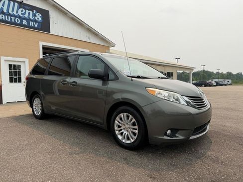 Used 2012 Toyota Sienna XLE FWD image 3