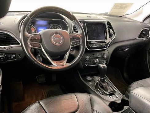 Used 2019 Jeep Cherokee Overland w/ Technology Group AWD/4WD image 3