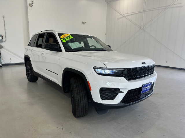 Used 2024 Jeep Grand Cherokee Altitude AWD/4WD image 3
