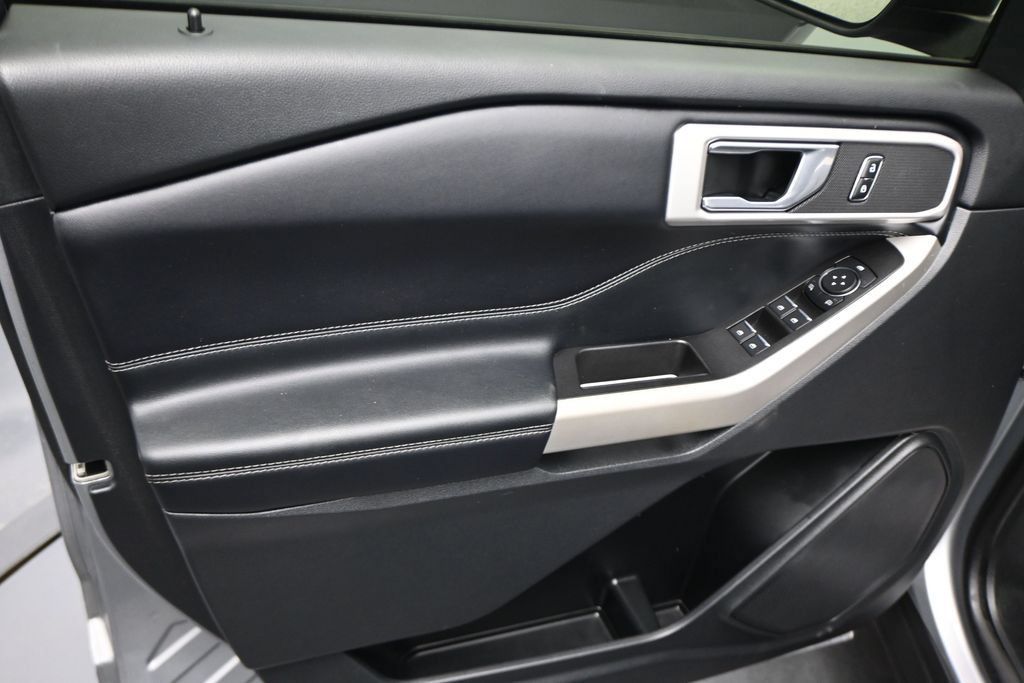 Certified 2021 Ford Explorer XLT RWD image 3