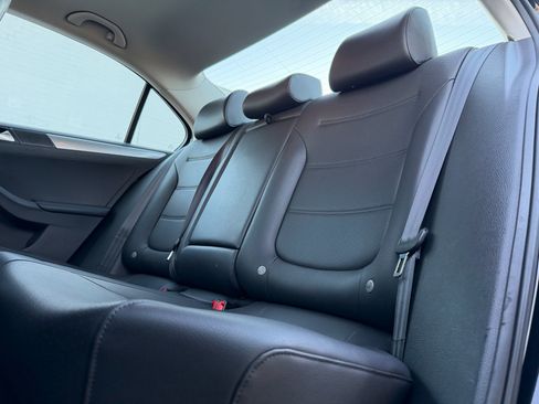 Used 2017 Volkswagen Jetta SE image 9