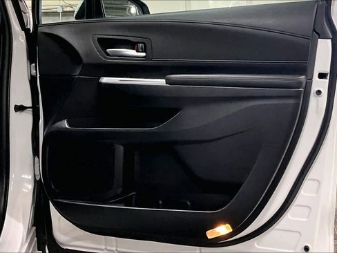 Used 2025 Toyota Sienna Platinum image 22