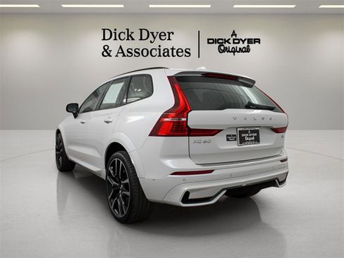 Certified 2023 Volvo XC60 B5 Ultimate w/ Climate Package image 4