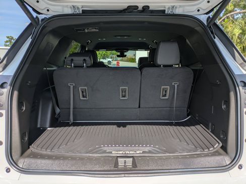 Used 2023 Chevrolet Traverse Premier FWD image 9