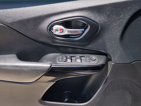 Used 2019 Jeep Cherokee Latitude Plus FWD image 23