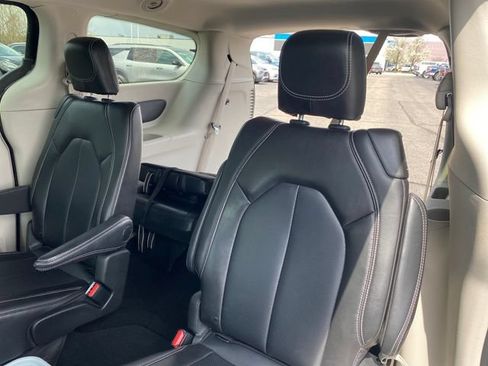 Used 2024 Chrysler Pacifica Touring-L FWD image 16