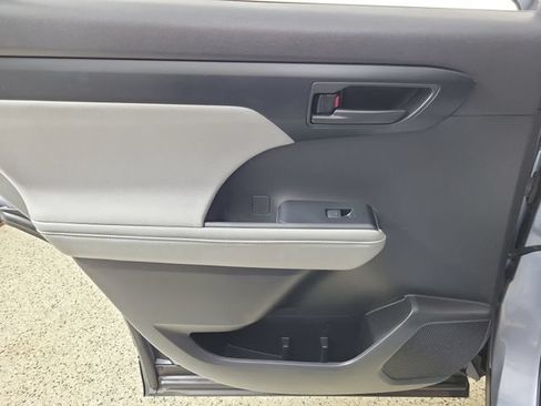 Used 2022 Toyota Highlander LE FWD image 14