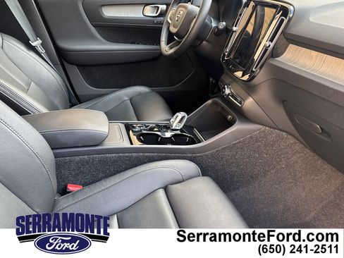 Used 2025 Volvo XC40 B5 Plus image 17