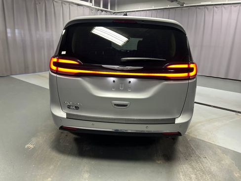 Used 2024 Chrysler Pacifica Touring-L image 6