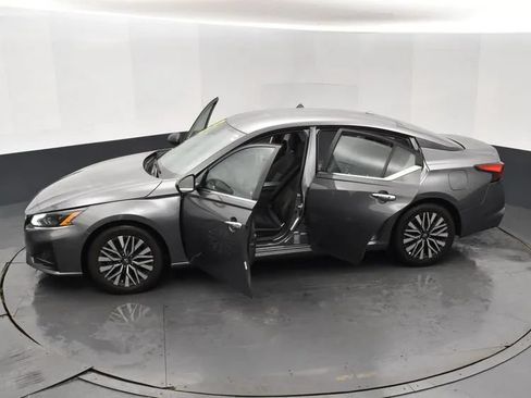 Used 2025 Nissan Altima 2.5 SV FWD image 7