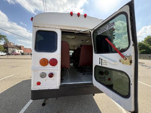 Used 2006 Chevrolet Express 3500 w/ School Bus Package RWD image 29