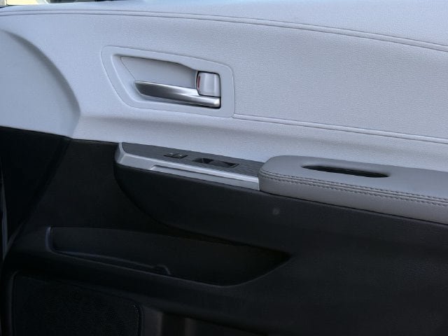 Certified 2025 Toyota Sienna XLE FWD image 30