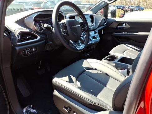 New 2026 Chrysler Pacifica Select image 13