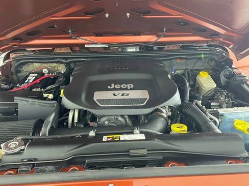 Used 2014 Jeep Wrangler Unlimited Sahara w/ Dual Top Group AWD/4WD image 21