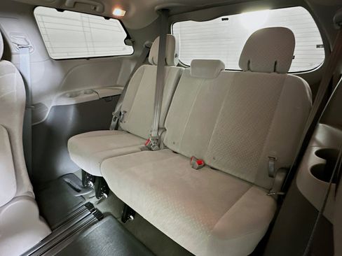 Used 2017 Toyota Sienna LE image 26