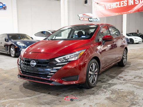 Used 2025 Nissan Versa SV image 3