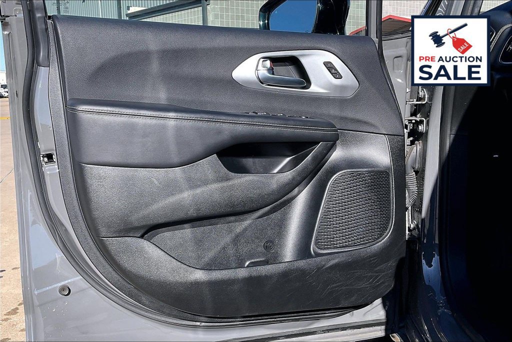 Used 2025 Chrysler Pacifica Limited FWD image 23