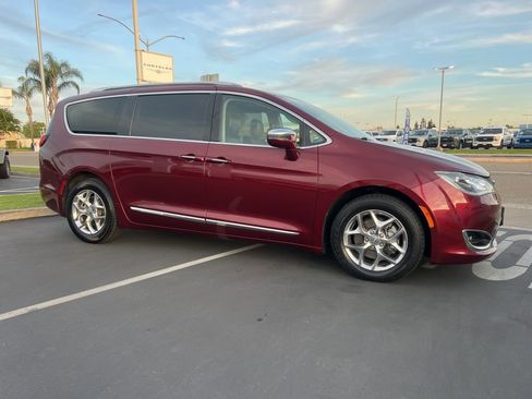 Used 2018 Chrysler Pacifica Limited image 11