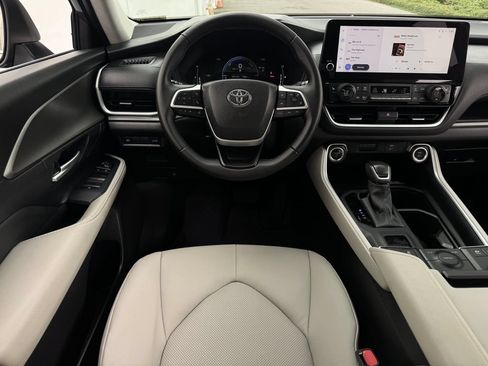 Certified 2025 Toyota Grand Highlander AWD Hybrid image 13
