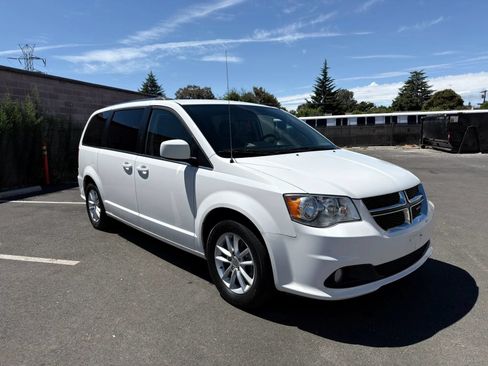 Used 2020 Dodge Grand Caravan SXT FWD image 3