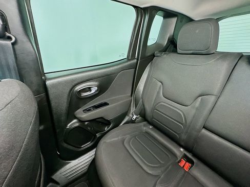 Used 2019 Jeep Renegade Latitude w/ Popular Equipment Group FWD image 12