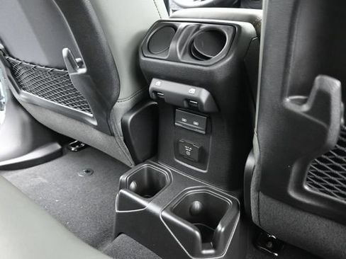 Used 2025 Jeep Gladiator Mojave AWD/4WD image 18