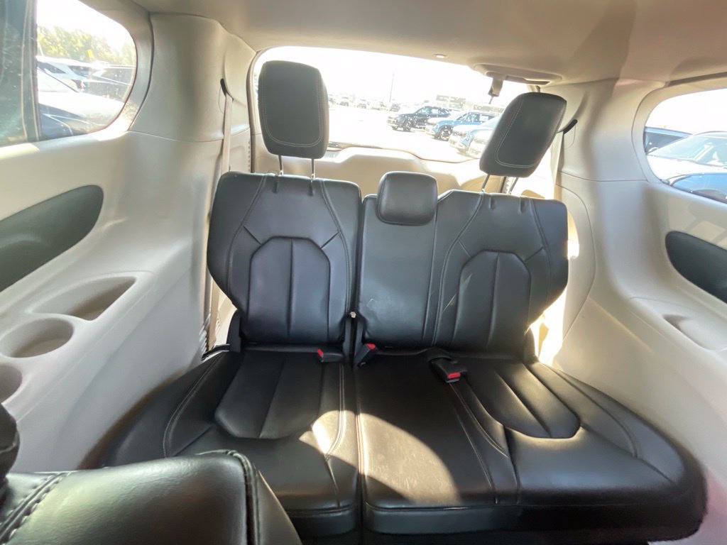 Used 2023 Chrysler Pacifica Touring-L FWD image 23