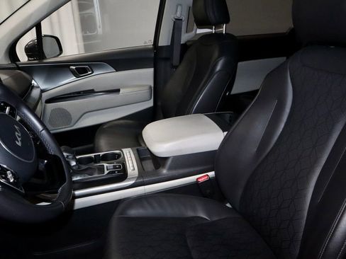 Used 2024 Kia Carnival LX image 25