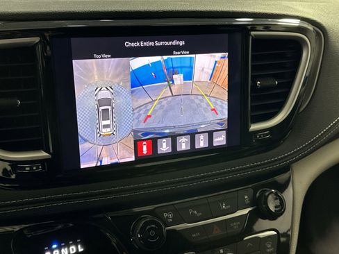 Used 2022 Chrysler Pacifica Touring-L w/ Uconnect Theater Family Group image 24