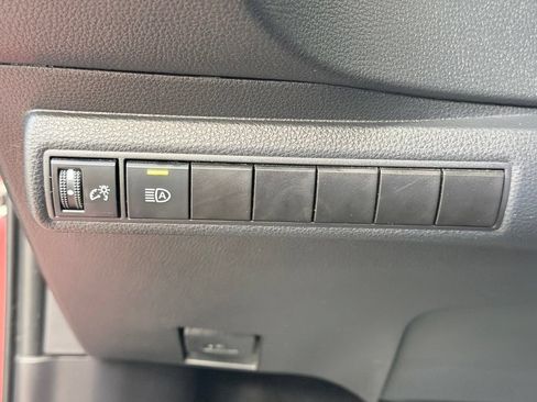 Used 2020 Toyota Corolla LE FWD image 32