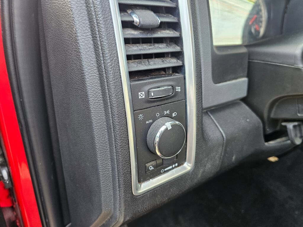 Used 2017 RAM 1500 Classic SLT AWD/4WD image 28