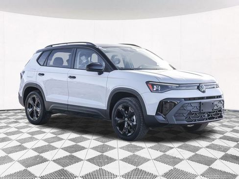 New 2026 Volkswagen Taos SE image 11