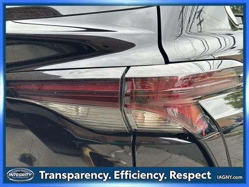 Used 2024 Toyota Sienna XLE FWD image 12
