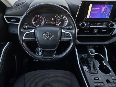 Used 2024 Toyota Highlander LE image 12