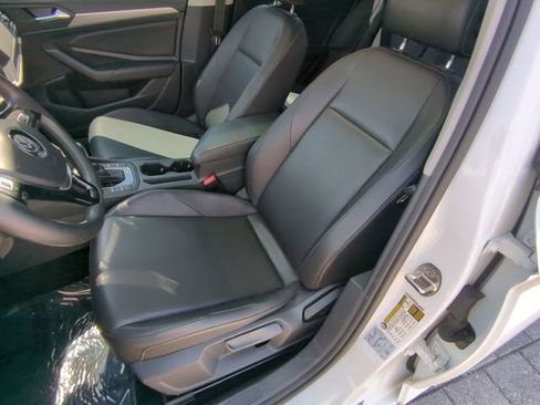 Used 2020 Volkswagen Jetta SE w/ SE Cold Weather Package image 18