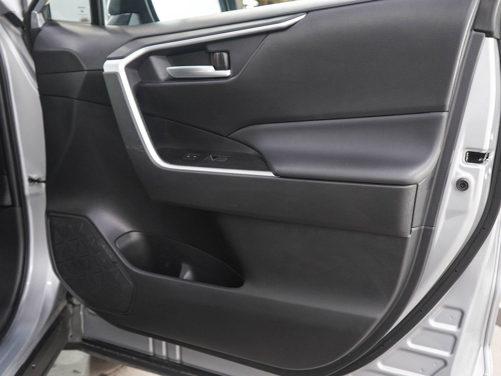 Used 2025 Toyota RAV4 XLE Premium w/ Weather Package AWD/4WD image 9