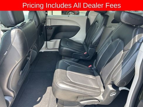 Used 2024 Chrysler Pacifica Touring-L FWD image 11
