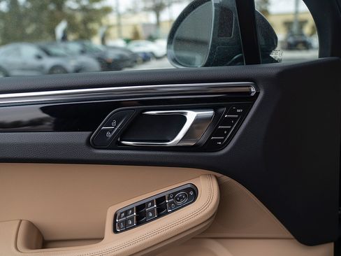 Certified 2025 Porsche Macan image 16