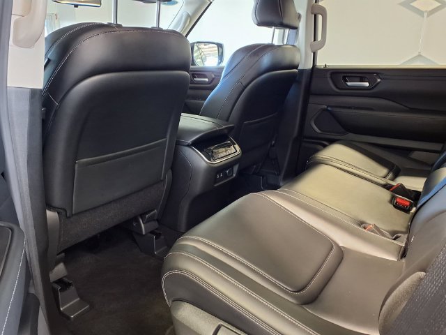 Used 2025 Nissan Armada SV AWD/4WD image 13