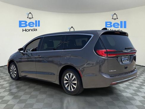 Used 2023 Chrysler Pacifica Touring-L FWD image 3