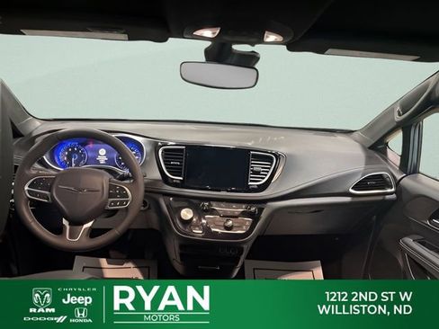 Used 2025 Chrysler Pacifica Select AWD/4WD image 2