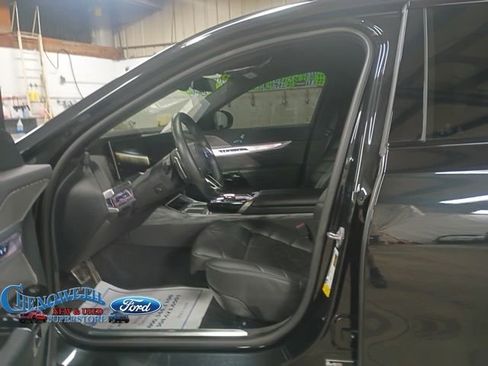 Used 2023 BMW 740i w/ Parking Assistance Package image 7