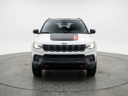 Used 2025 Jeep Compass Trailhawk image 2