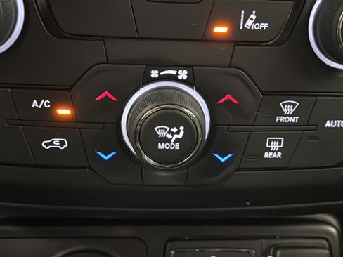 Used 2021 Jeep Renegade Latitude AWD/4WD image 17