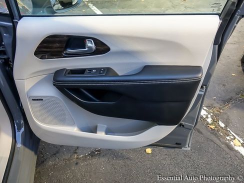 Used 2022 Chrysler Pacifica Limited w/ Uconnect Theater Family Group image 34